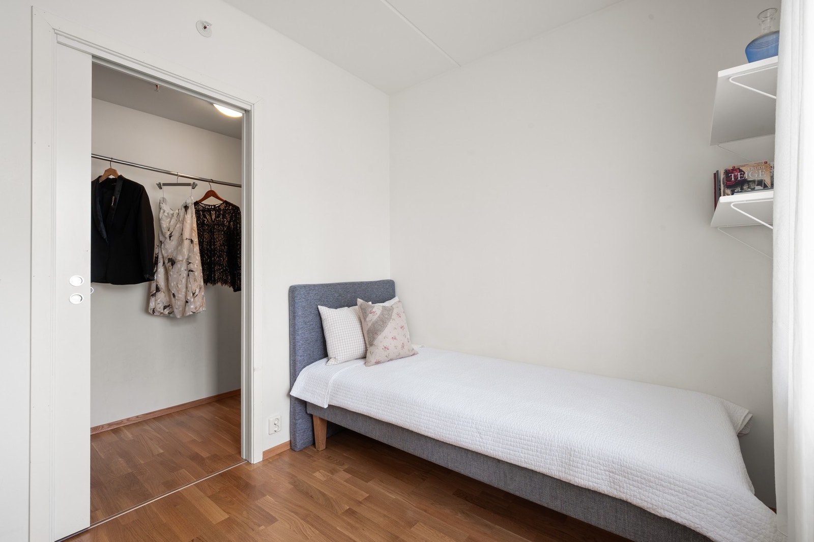 Soverom med inngang til walk-in closet. Galleribilde