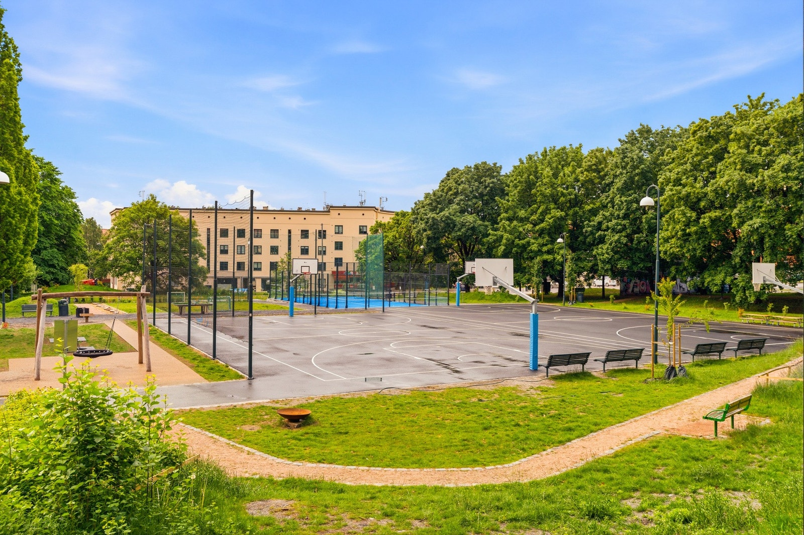 Det nyere og flotte kommunaltilbudet på Arkitekt Rivertz' plass tilbyr gratis padelbane (via booking), samt basketballbane, plen med fotballmål og lekeplass for de minste. Galleribilde