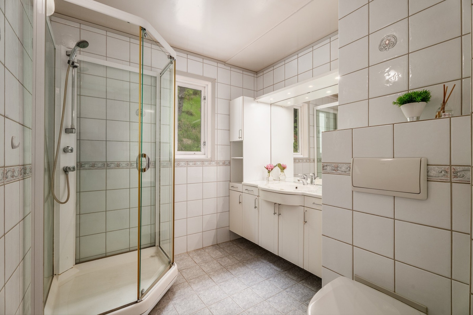 God plass til innholdsrik servantinnredning samt dusjkabinett. Badet har standard fra 1992. Galleribilde