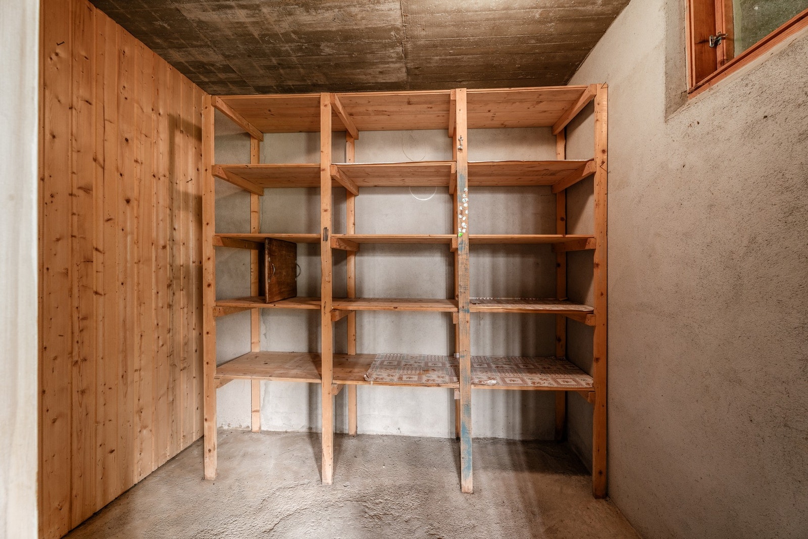 Gode lagringsmuligheter i tradisjonell kjellerbod. Galleribilde