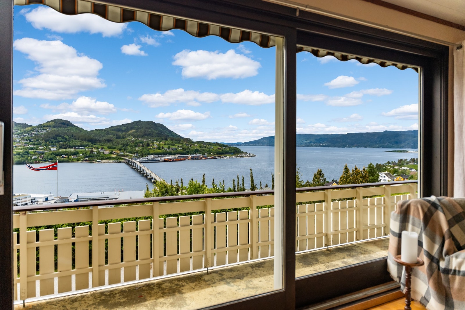 Fra stue har man flott utsikt vestover mot fjorden og mot Ikornnes. Skyvedør til veranda fra 2015. Galleribilde