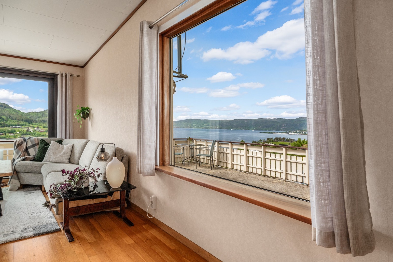 På nordsiden og over garasjen finnes det også terrasse. Og som det fremgår av bildene, hele eiendommen har meget attraktiv beliggenhet. Galleribilde