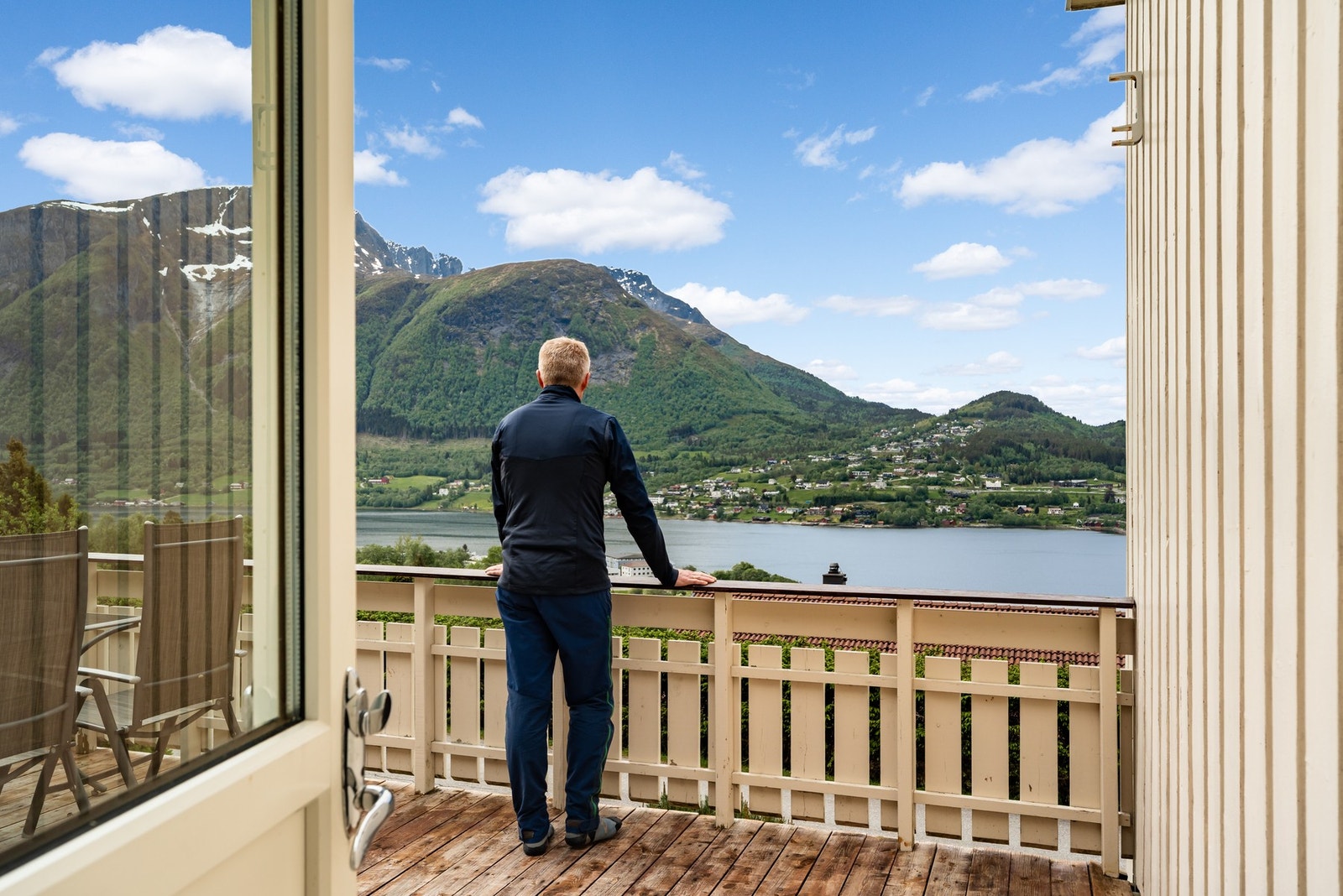 Den andre terrassen på sydsiden har tilkomst fra soverom. Sett deg ned og nyt synet av de flotte fjellene. Galleribilde