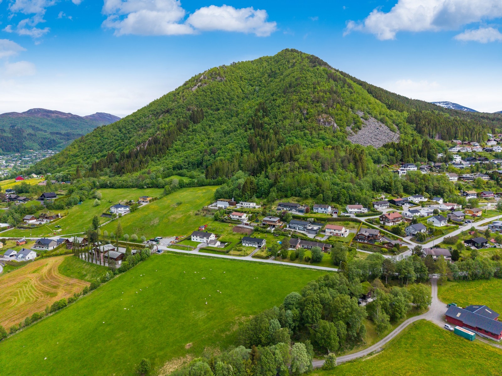 Et lite stykke Norge med solrik beliggenhet som nå kan bli ditt. Husnakken 4 er klar for nye eiere. Galleribilde