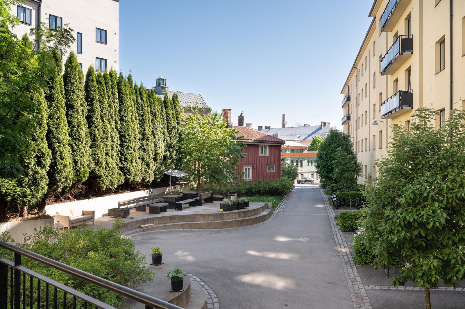 Indre gårdsrom med pent opparbeidet sitteplasser og beplantning. Galleribilde