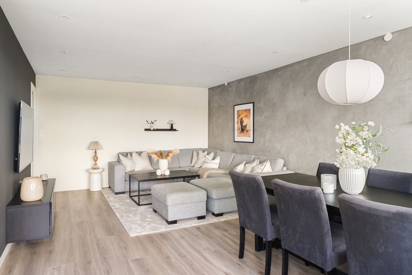 En flott og romlig 3-roms leilighet med to innglassede balkonger. Galleribilde