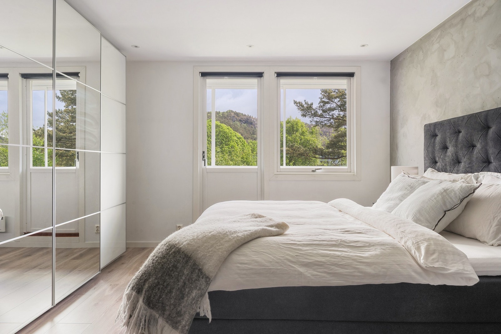 Her har man stor skyvedørsgarderobe og god plass til dobbeltseng. Galleribilde
