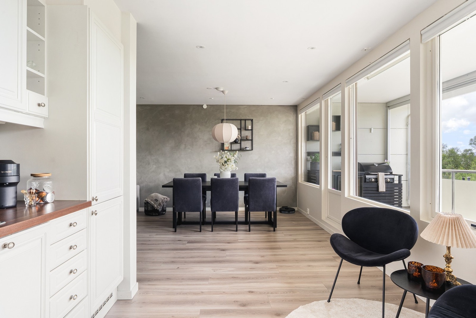 Kjøkkenet ligger naturlig i tilknytning til stuen og innbyr til sosial matlaging, perfekt når man har gjester på besøk. Galleribilde