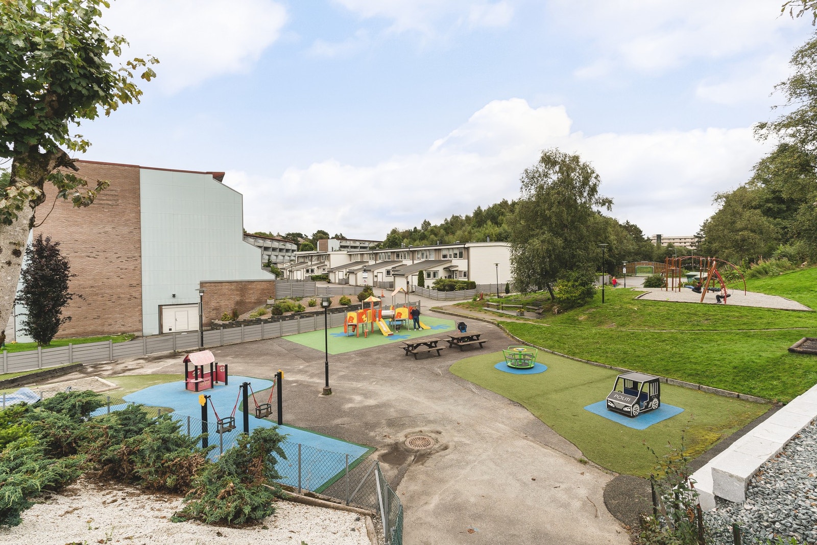 Flott opparbeidet fellesområde med grøntområder, lekeplass og benker. Galleribilde