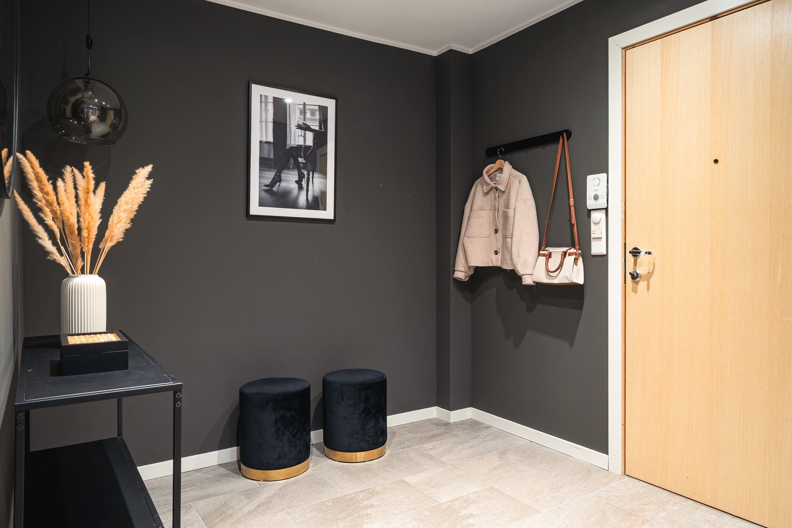 Her er det god plass til å henge fra seg yttertøy. Galleribilde