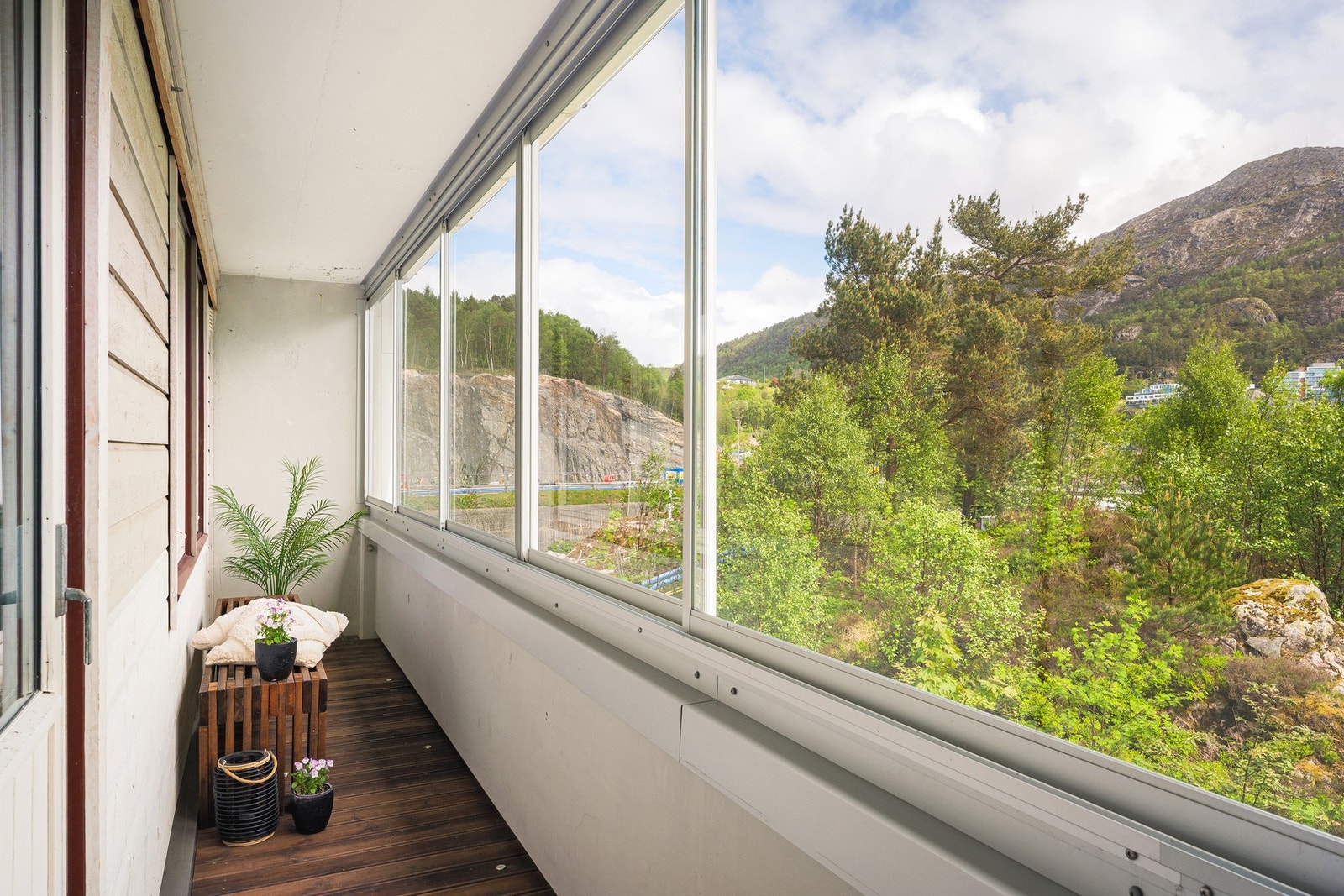 Fra hovedsoverommet er det utgang til hyggelig innglasset balkong. Galleribilde