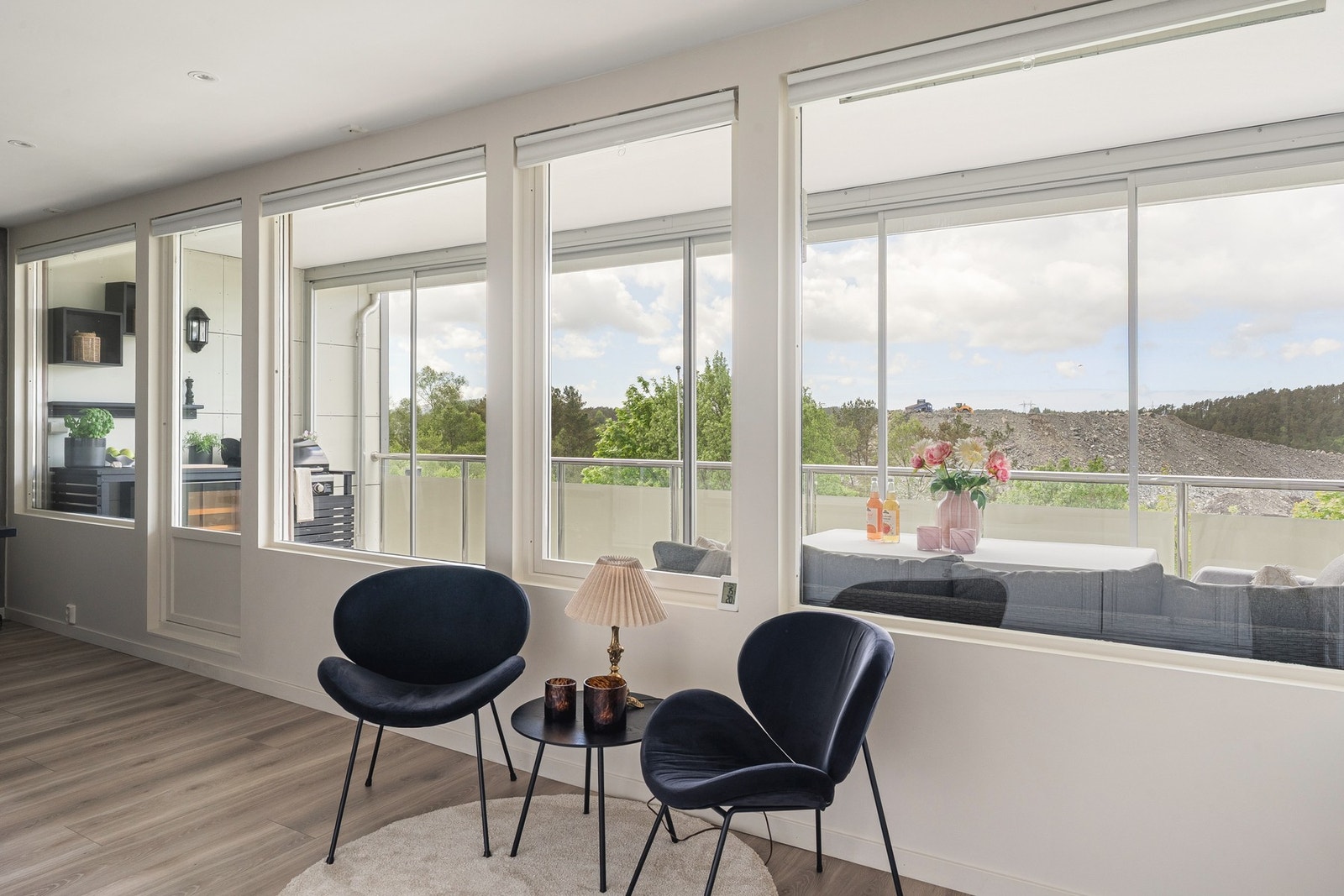 Store vindusflater slipper inn rikelig med naturlig lys gjennom dagen. Galleribilde