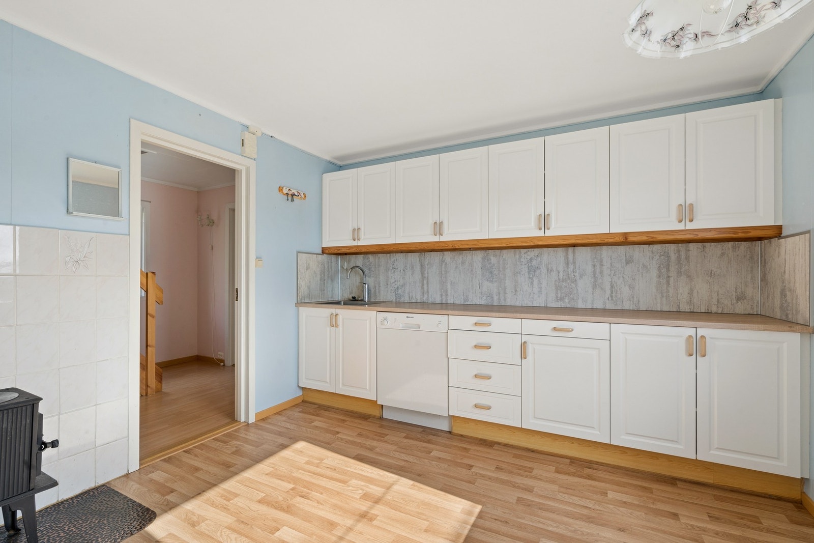 Godt med skap- og benkeplass. Kjøkkenventilator med avtrekk ut. Galleribilde