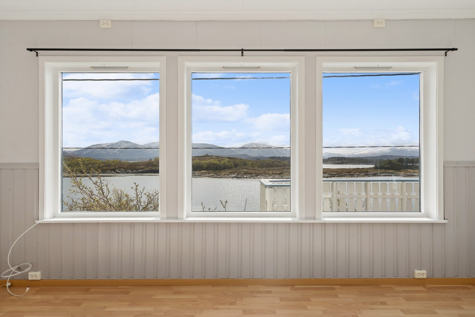 Vinduene i stuen er av malt tre med 2-lags glass og rammer inn den flotte sjøutsikten. Galleribilde