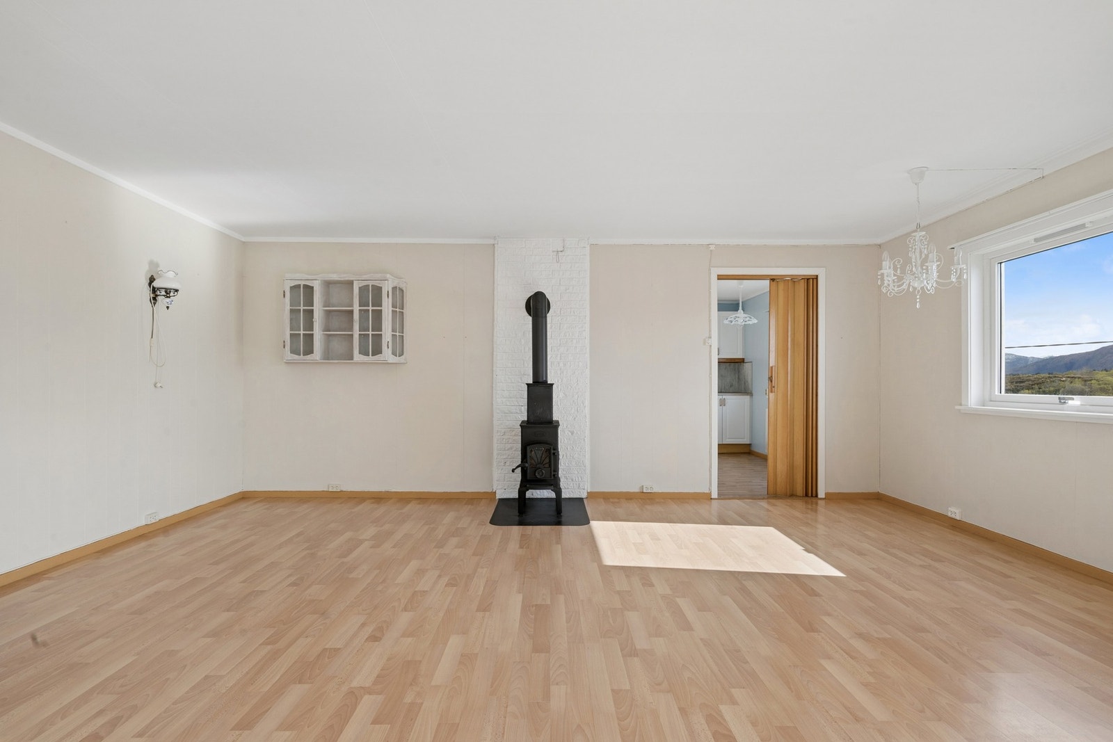 Rommet har laminatgulv og vegger med både tapet og trepanel. Galleribilde