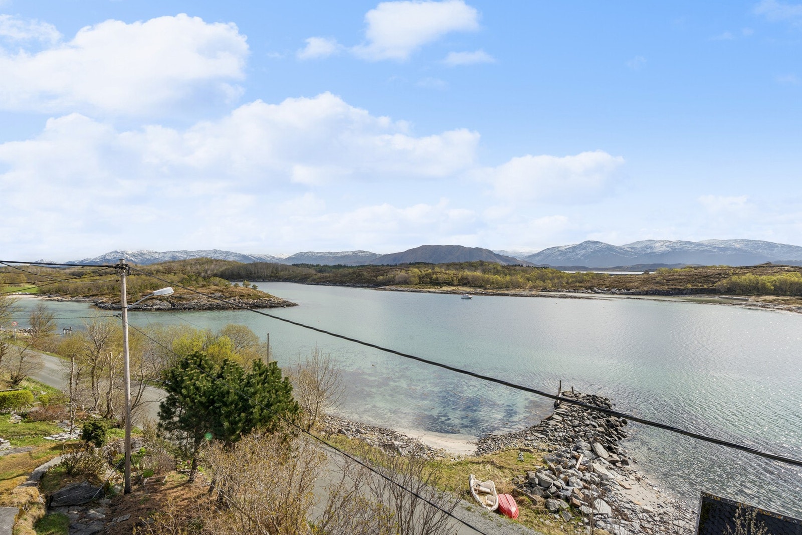 Fra eiendommen er det vidstrakt utsikt over sjøen og landskapet rundt. Galleribilde