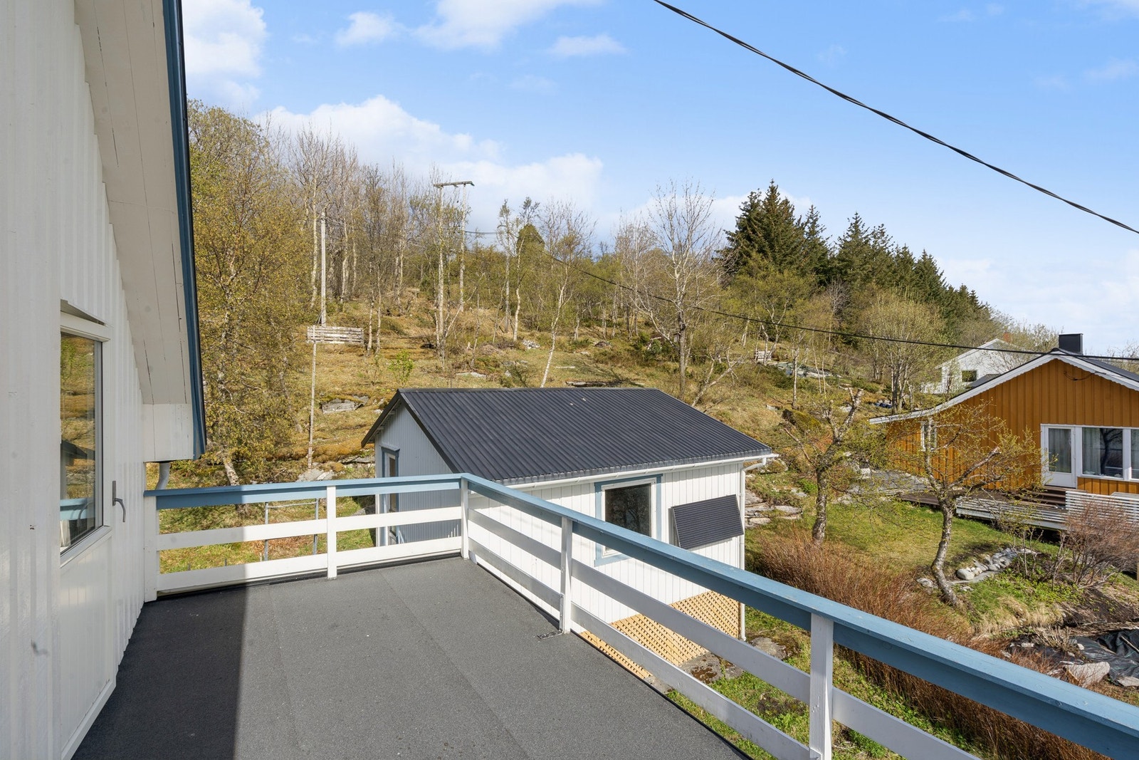 Takterrassen på cirka 15 m² har adkomst fra loftsetasjen og utsikt over uthuset og nærområdet. Galleribilde