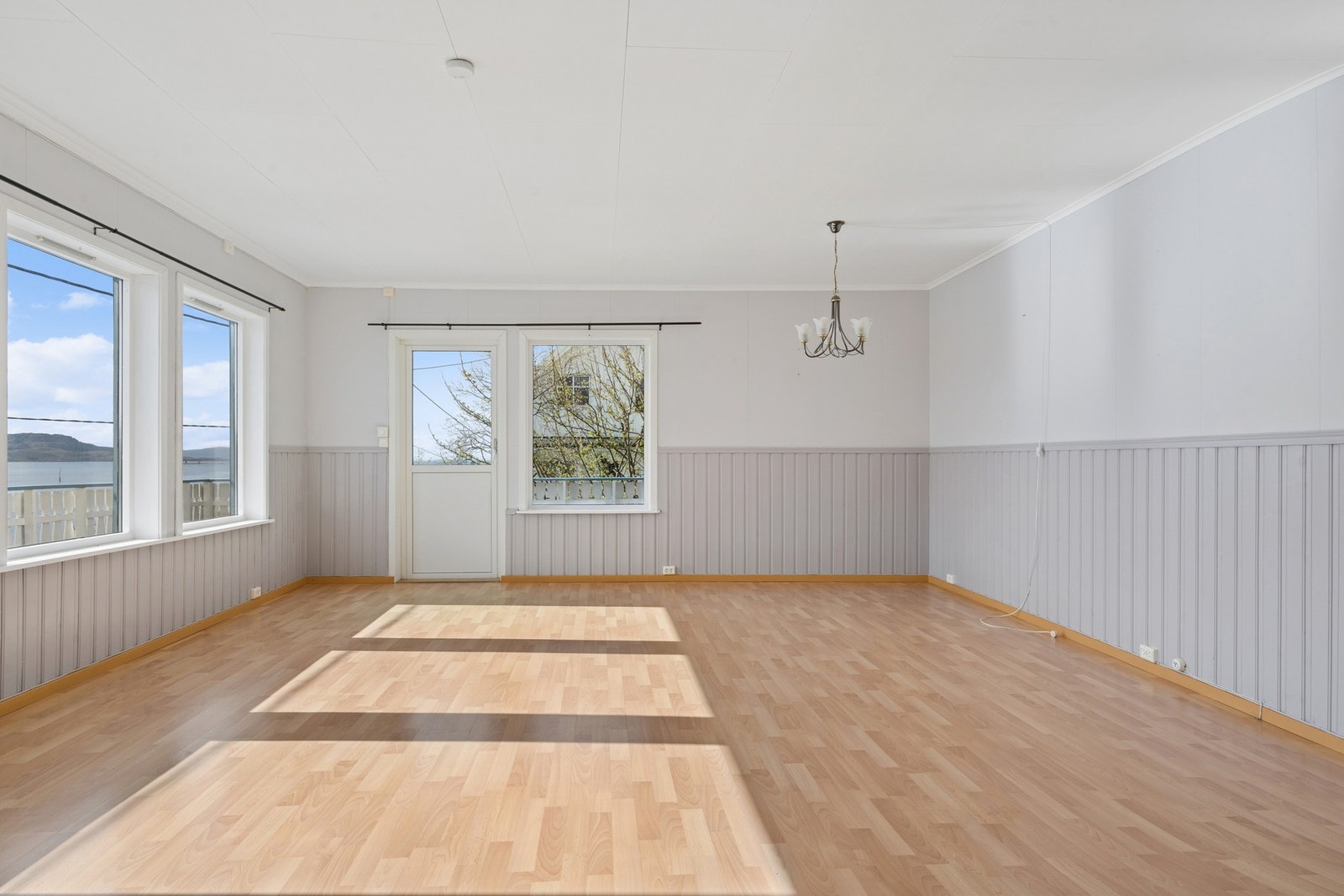 De store vindusflatene i tilbygget gir godt med lys og rammer inn utsikten. Galleribilde