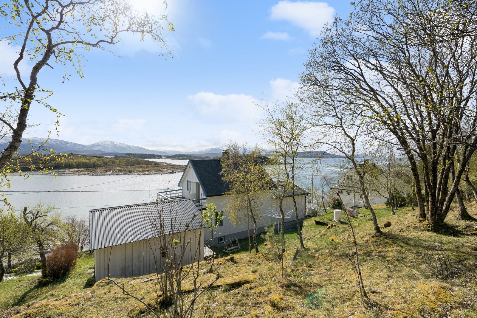 Enebolig fra 1958 med frittstående uthus. Eiendommen ligger i et skrånende terreng med plen og delvis naturtomt. Galleribilde