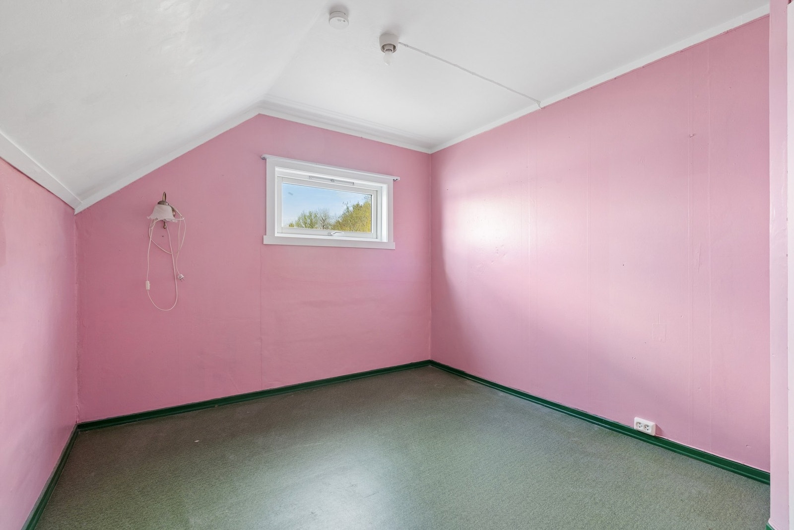 Loftsetasjen inneholder tre soverom. Dette rommet har malte panelvegger. Galleribilde