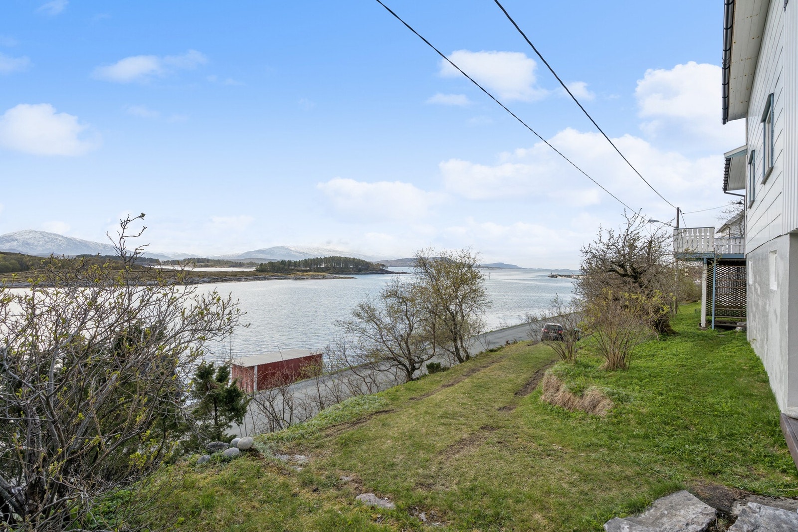 Eiendommen har en naturskjønn beliggenhet med umiddelbar nærhet til sjøen. Galleribilde