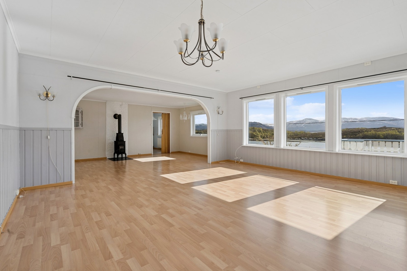 Stuen er romslig med plass til flere soner. En vedovn gir god varme og en hyggelig atmosfære. Galleribilde