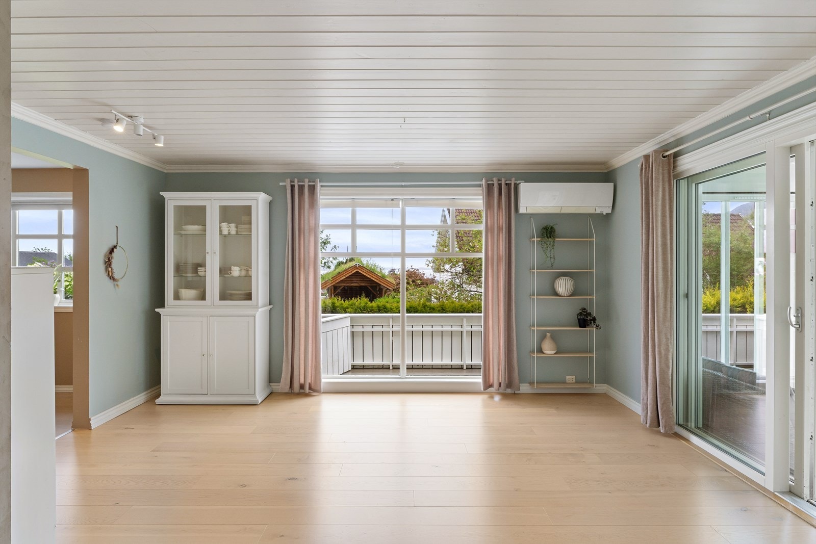 Store vinduer gir rikelig med dagslys. Galleribilde