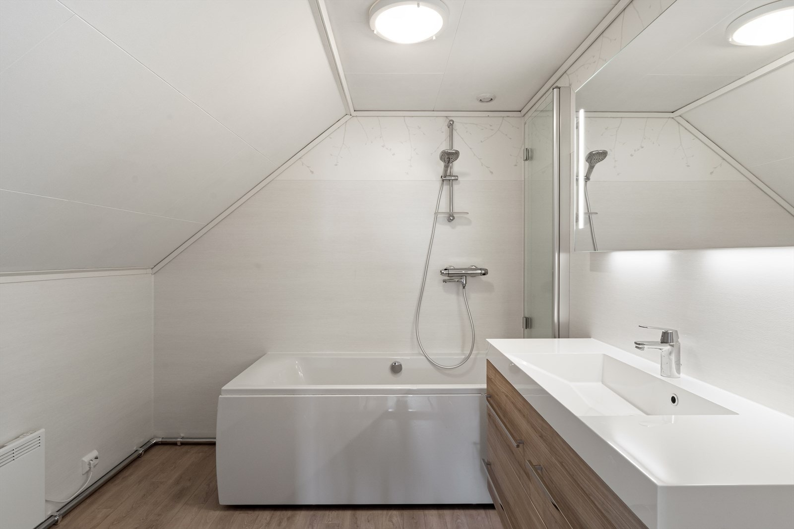 Badet i andre etasje er fra 2014 og utstyrt med badekar. Galleribilde