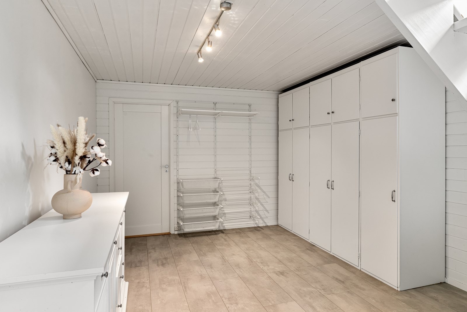 Praktisk garderobeløsning under trappen gir ekstra lagringsplass. Galleribilde
