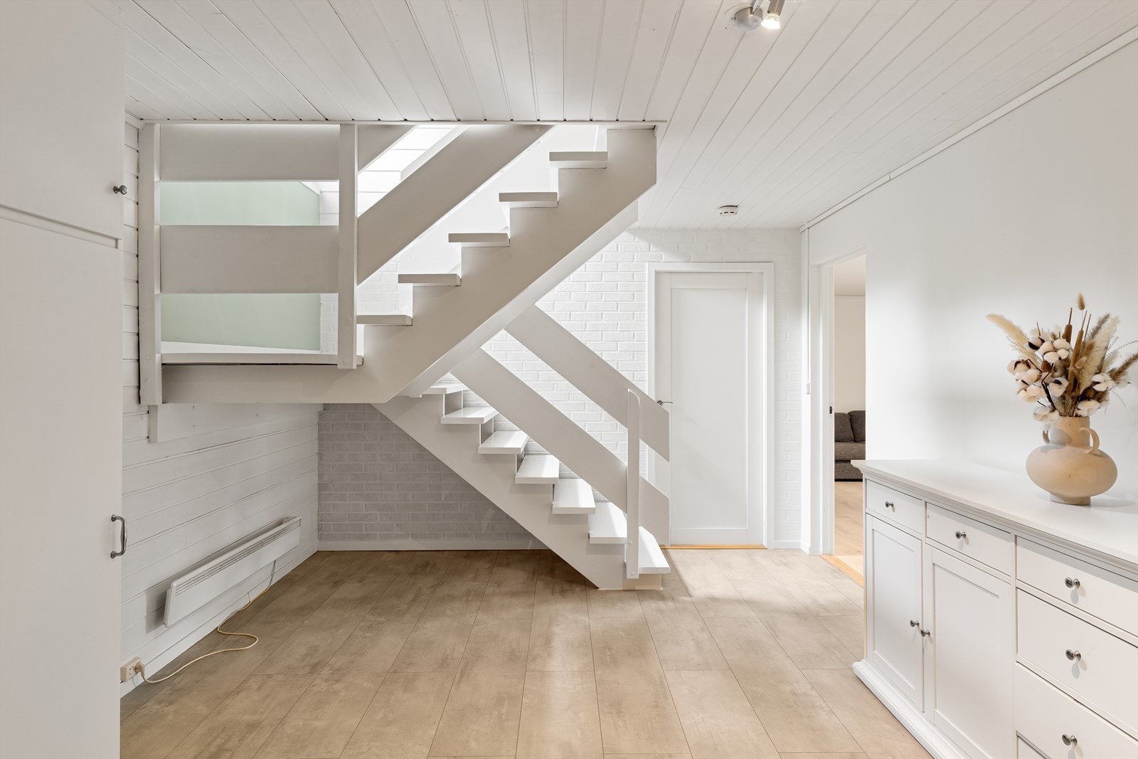 Gang i underetasjen med god plass til oppbevaringsmøbler. Galleribilde