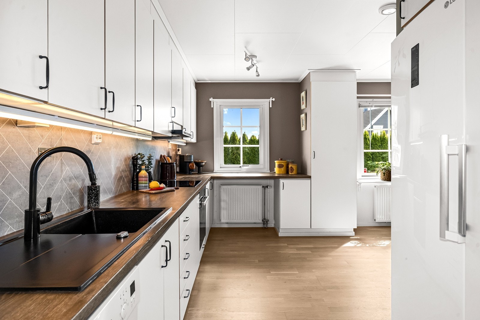 Innredningen har slette fronter, laminat benkeplate og ventilator med avtrekk ut. Galleribilde