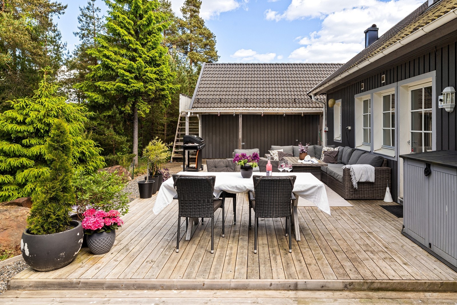 Fra stuen er det direkte utgang til en romslig terrasse på 43 m² med god plass til flere sittegrupper. Galleribilde