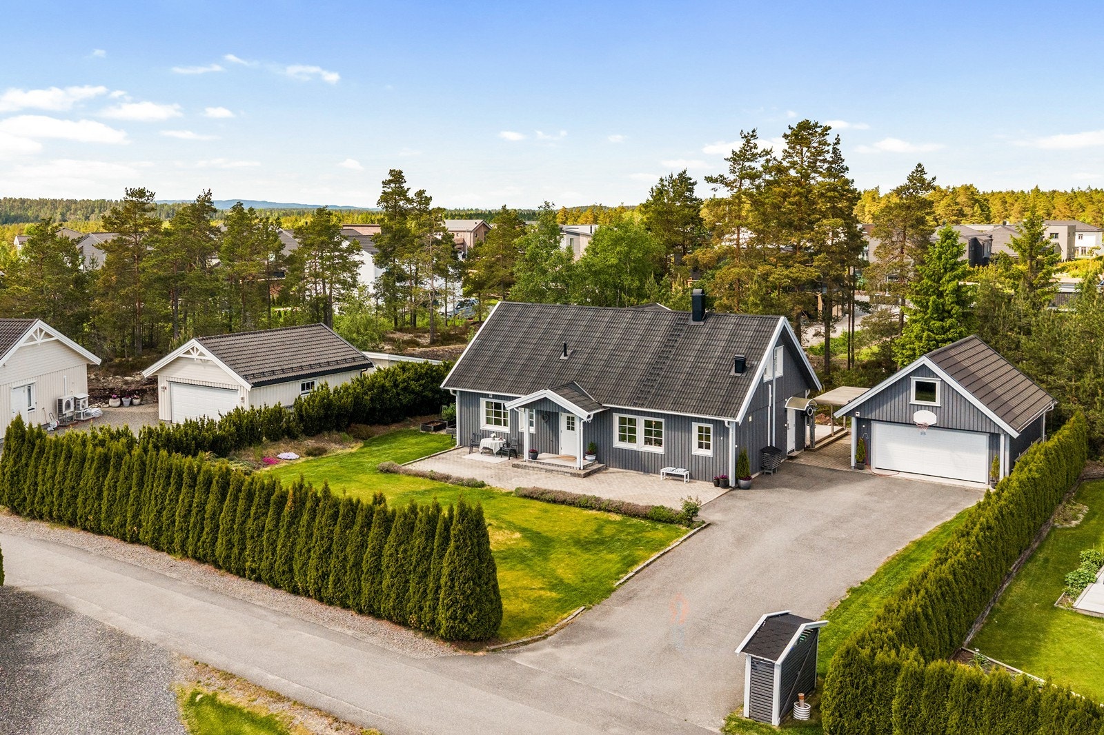 Eiendommen har en dobbelgarasje fra 2012 med motorisert leddport. Galleribilde
