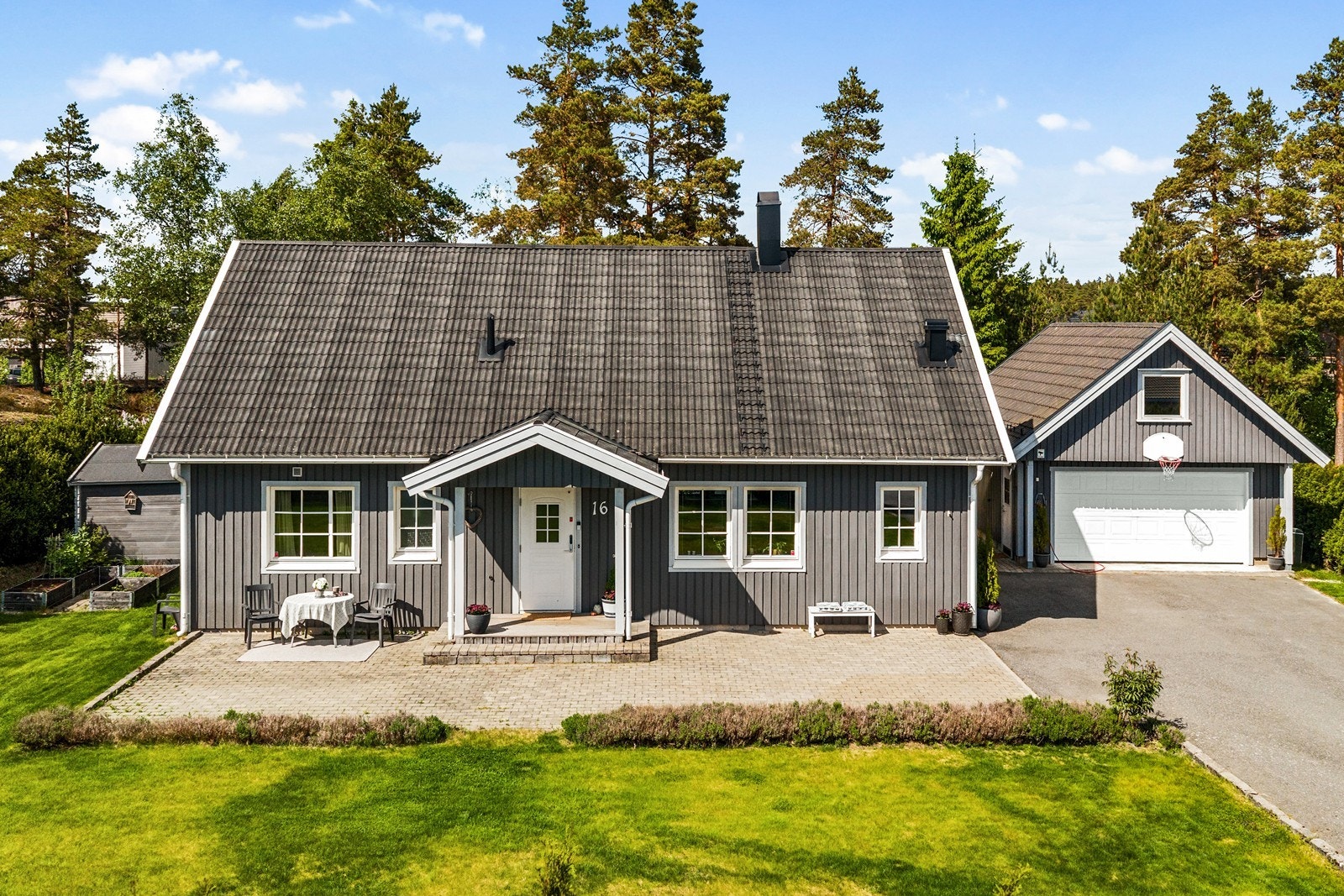 Boligen har stående kledning og tak tekket med korrugerte stålplater. Galleribilde
