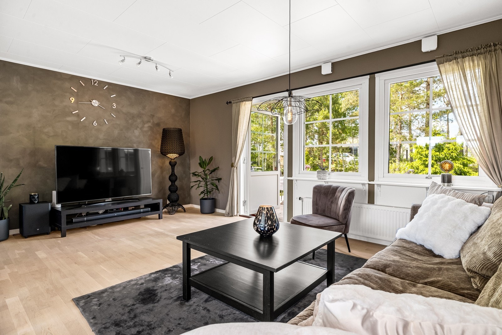 Romslig stue med plass til en stor sofagruppe. Galleribilde