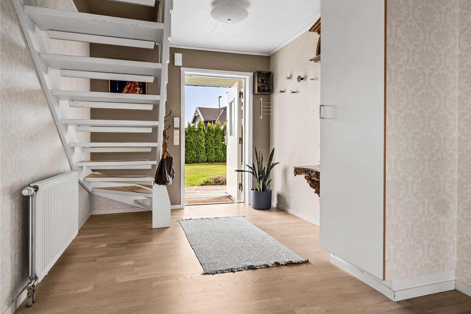 Entré ønsker velkommen med god plass til yttertøy og sko. Galleribilde