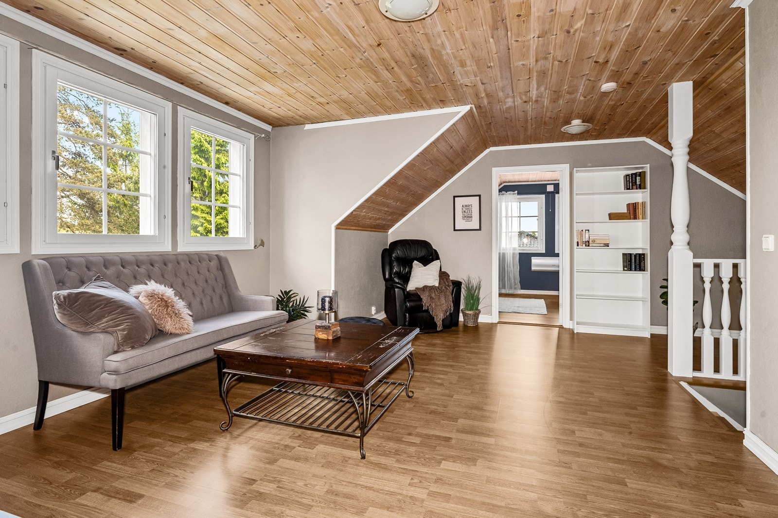 I andre etasje er det en stor loftstue i tillegg til to store soverom og et toalettrom. Etasjen er innredet uten at bruksendirng er sendt kommunen. Galleribilde