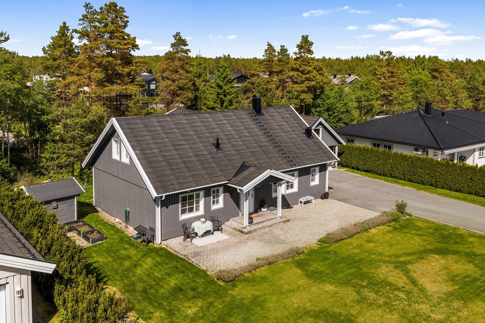 Eiendommen ligger fint til i feltet, med en stor og privat hage. Galleribilde