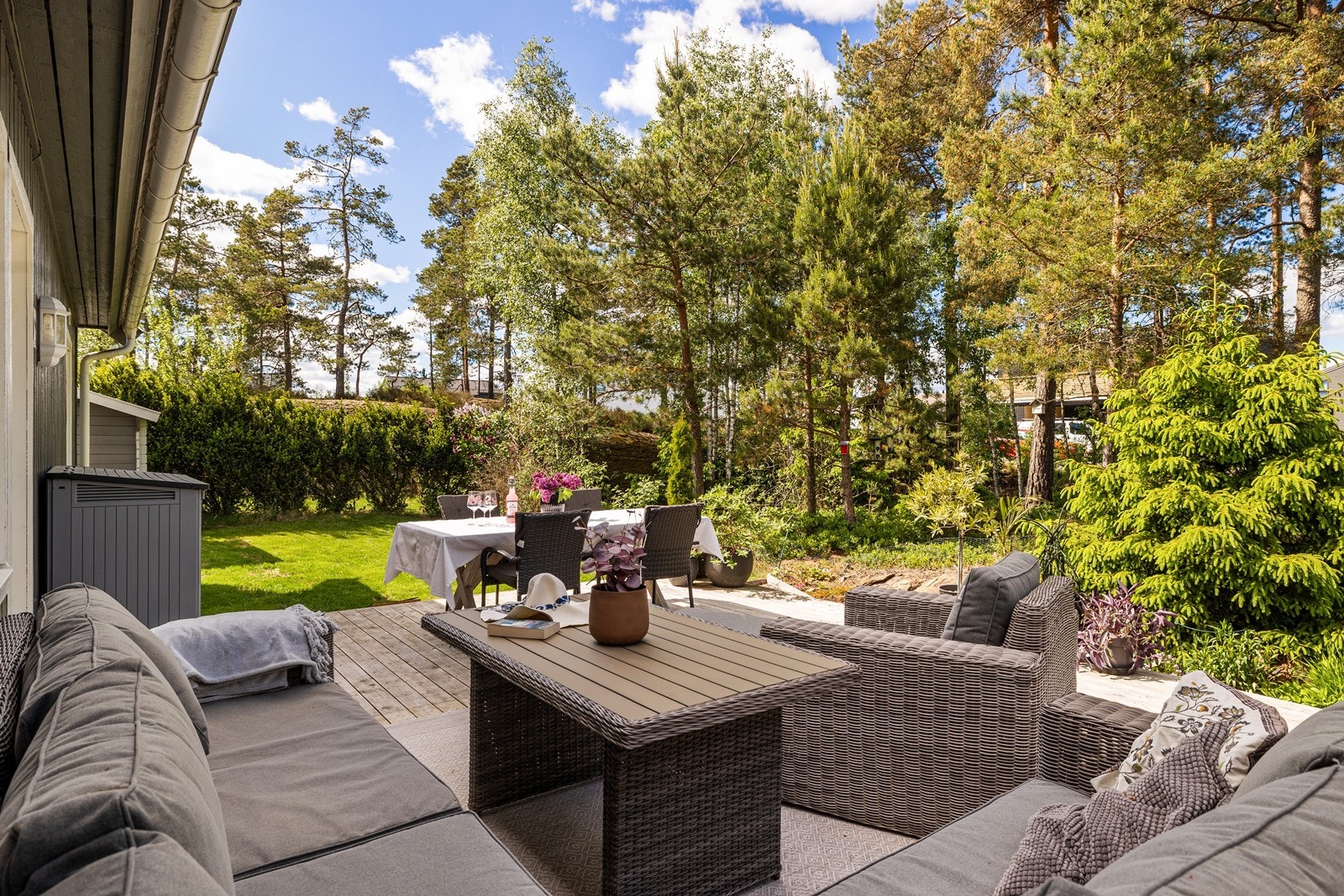 Uteplassen på baksiden av huset er lun og skjermet. Galleribilde