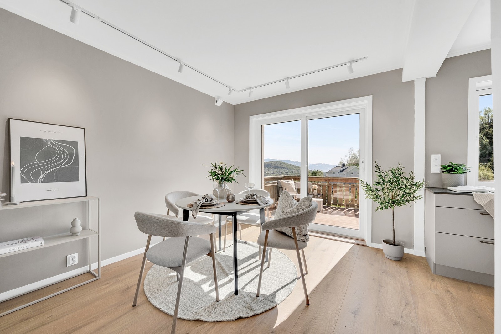 Fra spisestuen er det direkte utgang til en stor balkong på 19 m² gjennom en skyvedør. Galleribilde