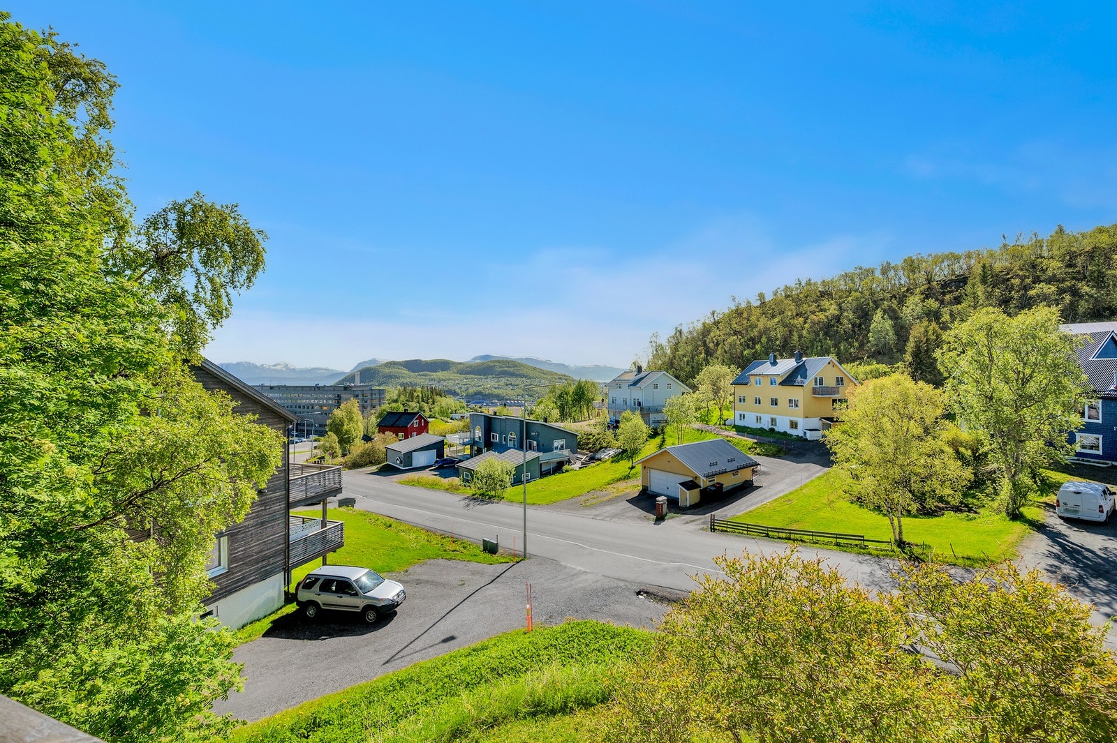Fra leiligheten er det få minutts gange til Harstad Sykehus og Folkeparken. Galleribilde