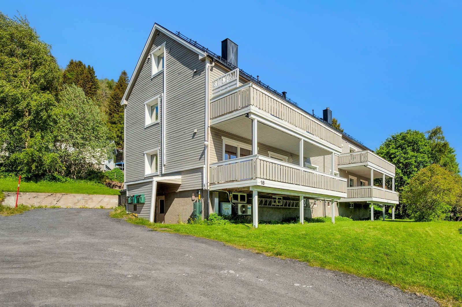 Til leiligheten hører en bod på cirka 5 m² i kjelleren. Borettslaget har felles oppganger og fellesrom. Galleribilde