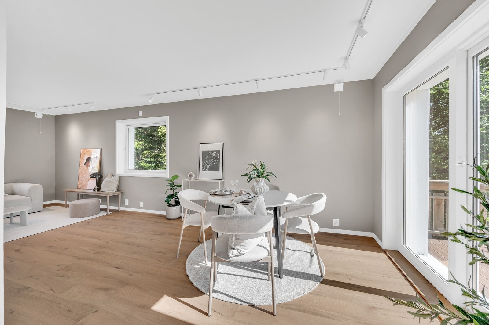 Den åpne løsningen gir god plass til både en romslig sofagruppe og en egen spiseplass. Galleribilde