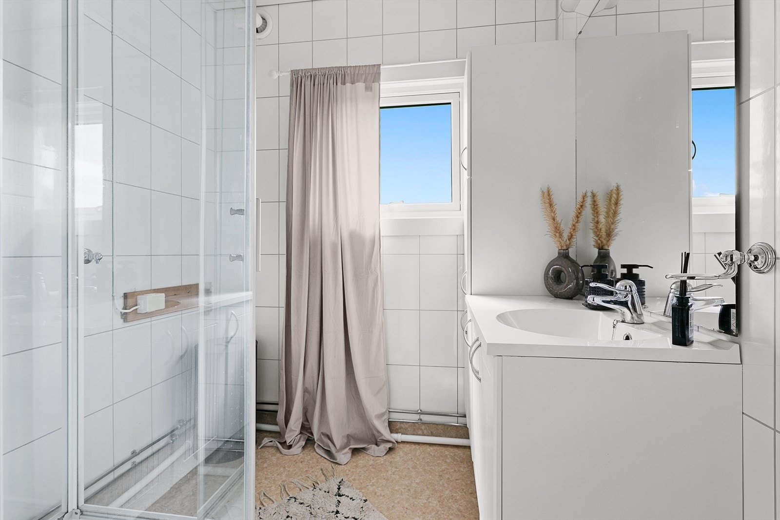 Badet er utstyrt med dusjkabinett og overflater som gir deg enkel jobb med rengjøringen. Galleribilde