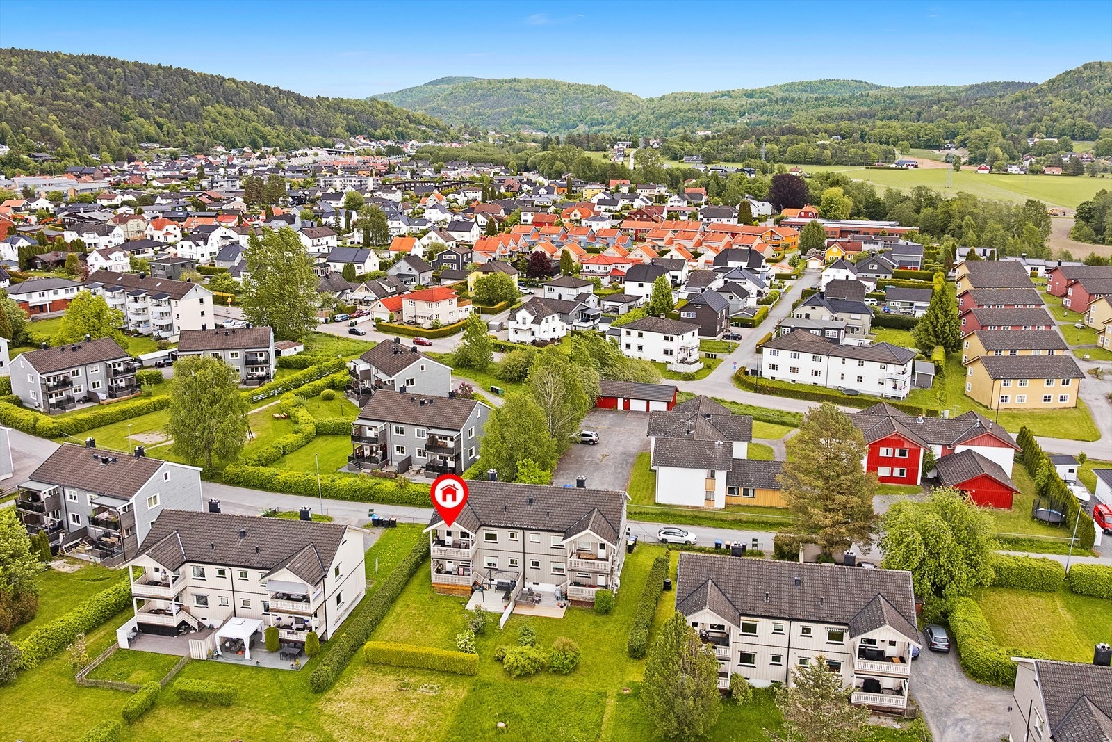 Eiendommen ligger i et rolig nabolag med kort avstand til lokale fasiliteter og natur. Galleribilde