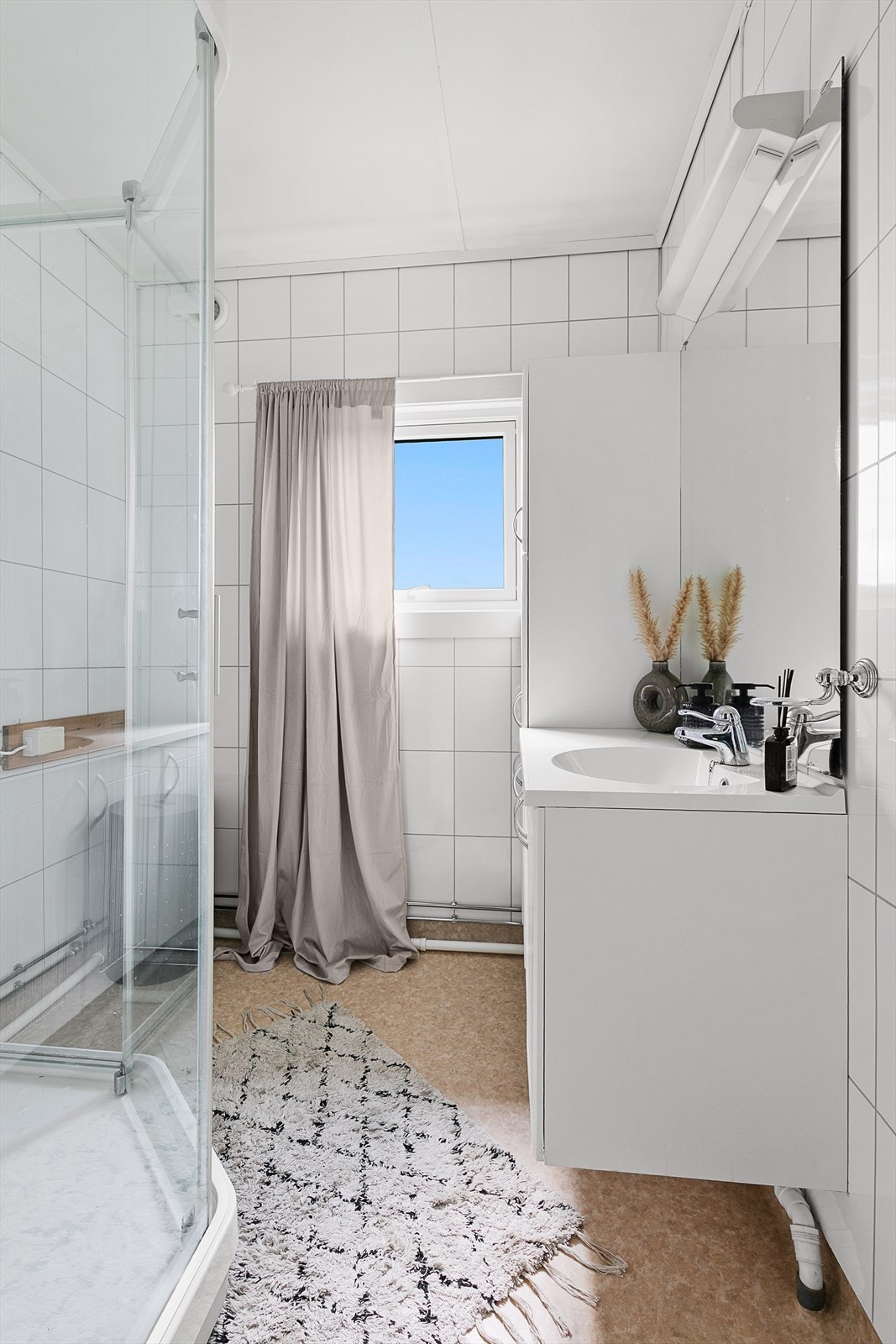 Vinduer på badet gir tilgang til naturlig lys og ventilasjon. Galleribilde