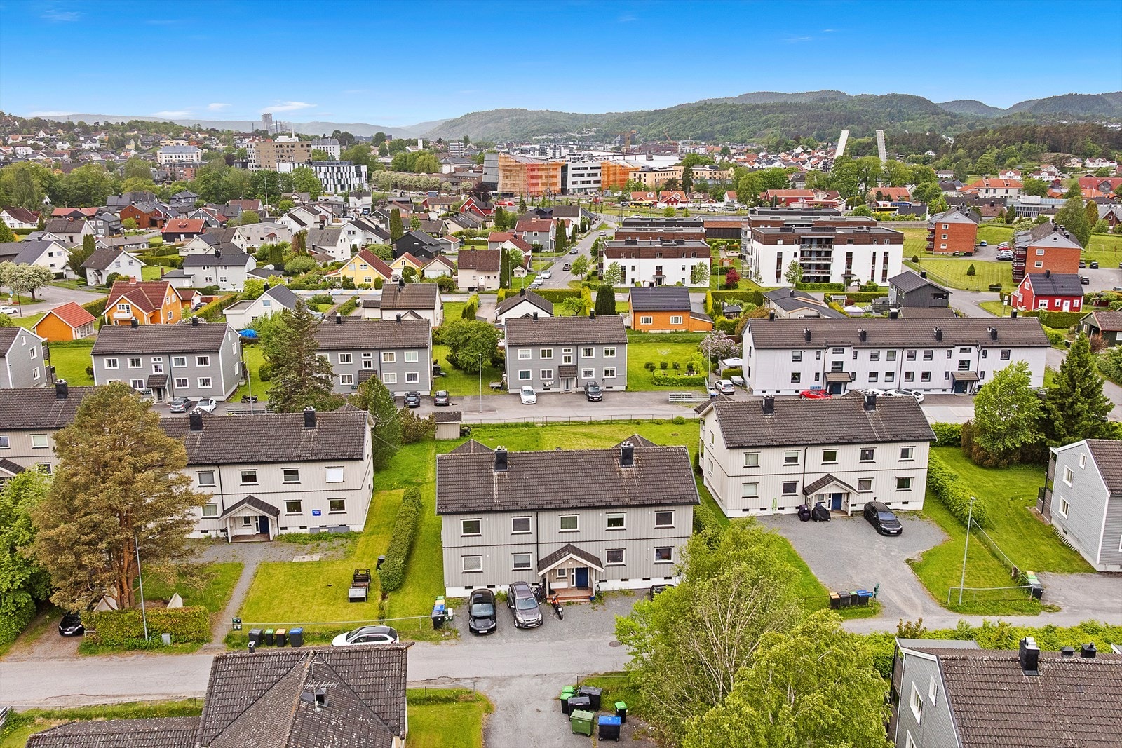 Boligen ligger i et etablert område med nærhet til både sentrum og offentlig kommunikasjon. Galleribilde
