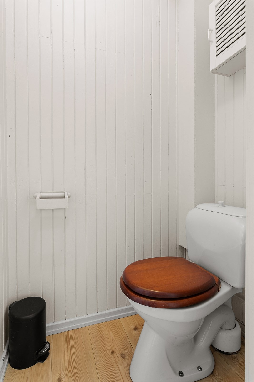 Eget toalett rom, med panel på veggene. Galleribilde