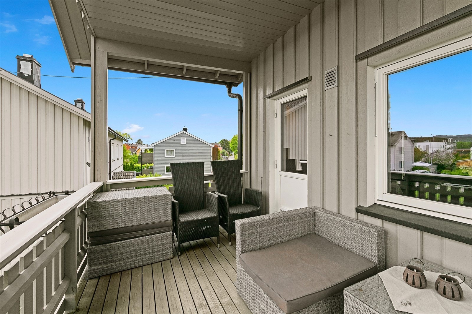 Terrassen har direkte adkomst fra boligen og rom for utemøbler. Galleribilde