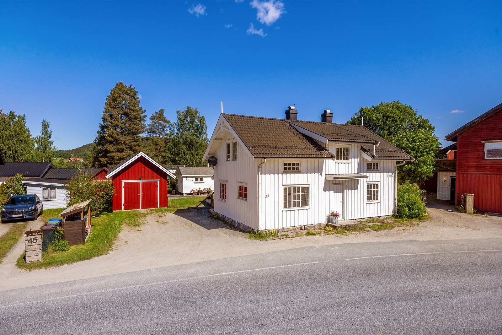 Velkommen til Hovedgata 47! En velholdt og oppgradert enebolig med en stor, skjermet hage og gode solforhold. Galleribilde